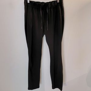 Black Lululemon On The Fly pant *woven Size 6